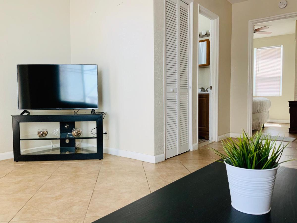 Hollywood Beach Apartments - Walk To The Beach Екстериор снимка