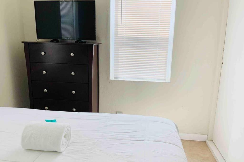 Hollywood Beach Apartments - Walk To The Beach Екстериор снимка